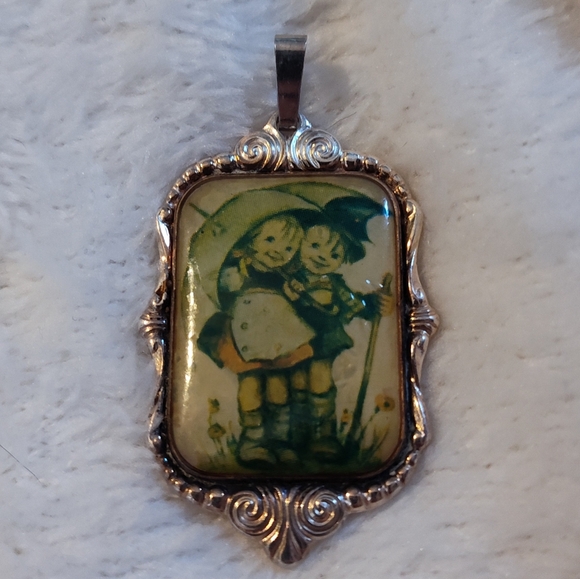 Vintage 1982 Hummel Pendant (Silver Plated) - Picture 3 of 9